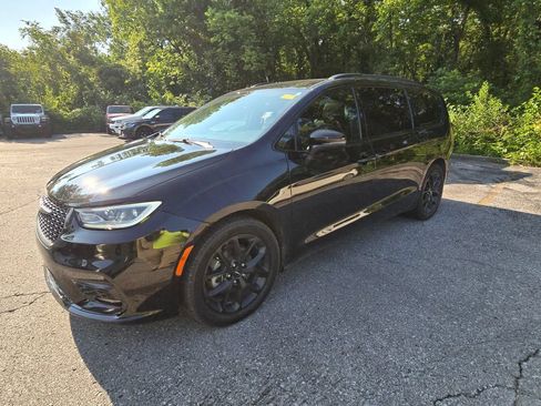 Used 2023 Chrysler Pacifica Touring-L w/ S Appearance Package FWD image 2