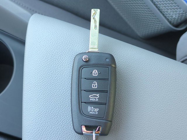 Used 2026 Hyundai Elantra SE FWD image 25