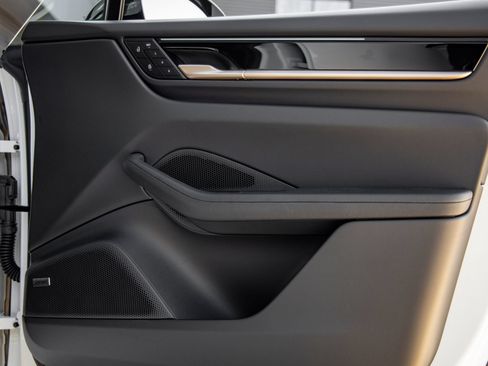 Certified 2025 Porsche Macan Electric RWD image 42