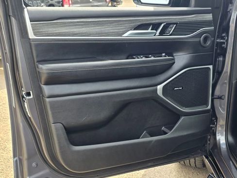 Used 2023 Jeep Wagoneer L Series II image 21