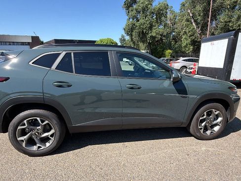 Used 2025 Chevrolet Trax LT w/ Driver Confidence Package FWD image 4