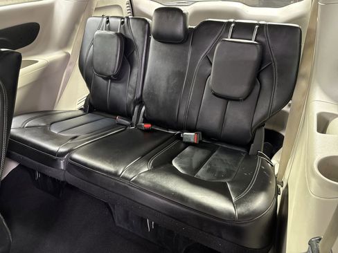 Used 2023 Chrysler Pacifica Touring-L image 29