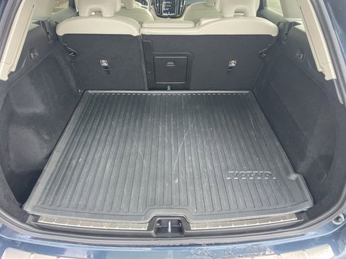 Used 2021 Volvo XC60 T5 Momentum w/ Premium Package image 6