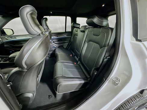 Used 2023 Jeep Grand Cherokee Overland w/ Luxury Tech Group IV RWD image 25