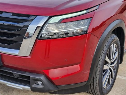 Used 2024 Nissan Pathfinder Platinum image 9