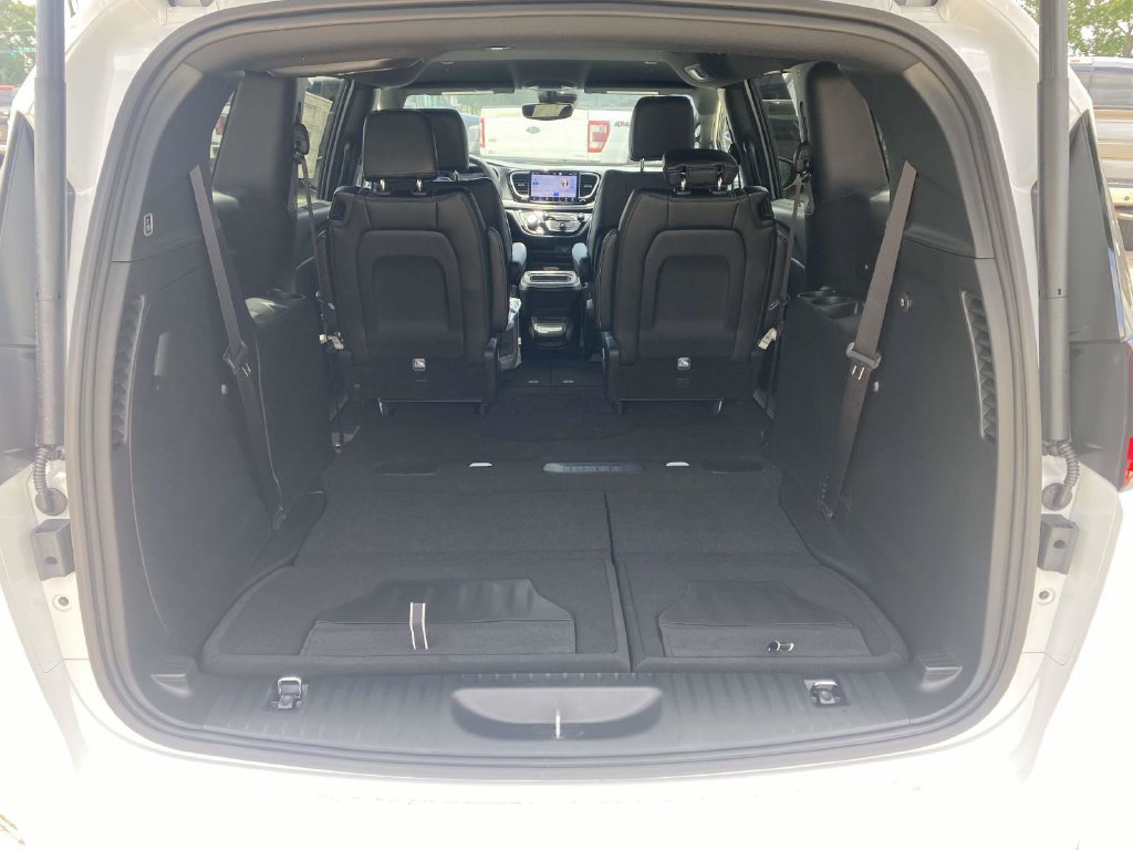 New 2027 Chrysler Pacifica Select FWD image 8