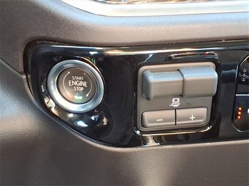 Used 2025 GMC Sierra 1500 Elevation image 12