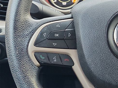 Used 2015 Jeep Cherokee Sport image 22