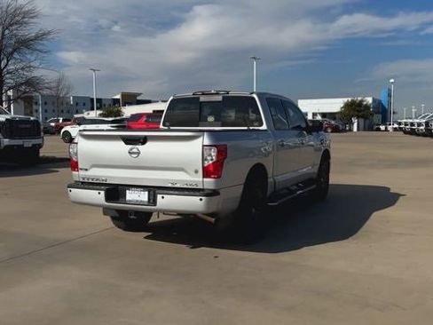 Used 2017 Nissan Titan SL image 5