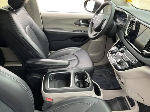 Used 2023 Chrysler Pacifica Touring-L FWD image 16