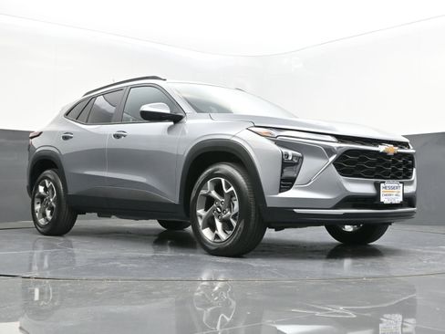 Used 2025 Chevrolet Trax LT w/ Sunroof Package image 35