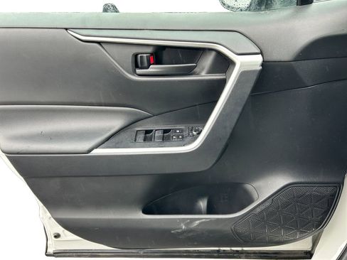 Used 2021 Toyota RAV4 LE FWD image 17