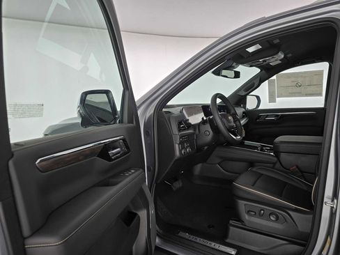 New 2025 Chevrolet Suburban Premier image 19