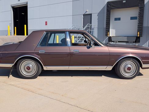 Used 1987 Lincoln Continental Signature RWD image 18