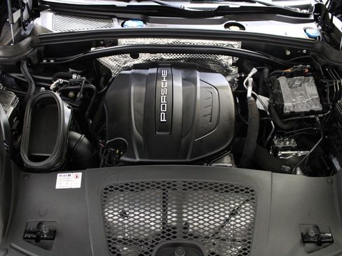 Used 2020 Porsche Macan image 45