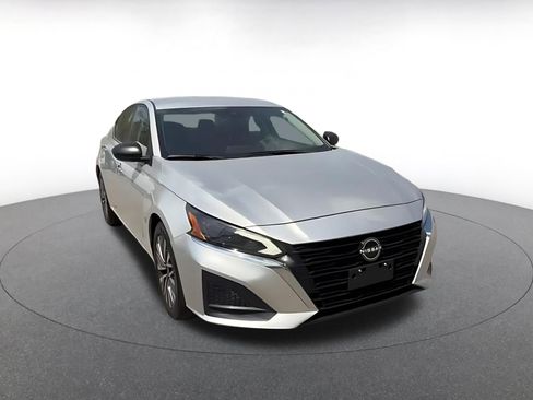 Used 2024 Nissan Altima 2.5 SV FWD image 3
