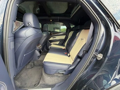 Used 2021 Bentley Bentayga AWD/4WD image 33