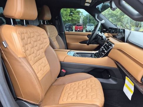 Used 2025 Nissan Armada Platinum Reserve AWD/4WD image 40