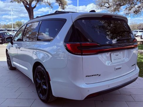Used 2025 Chrysler Pacifica Limited image 8