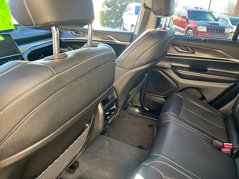 Used 2023 Jeep Grand Cherokee Limited w/ Luxury Tech Group II image 15