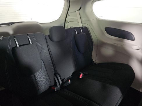 Used 2022 Chrysler Voyager LX FWD image 6