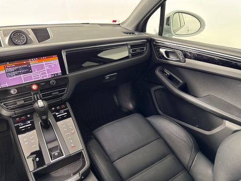 Certified 2025 Porsche Macan image 28