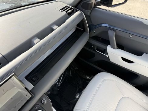 Used 2025 Land Rover Defender 110 X-Dynamic SE image 32