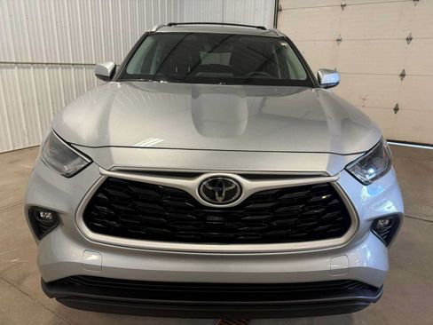 Used 2023 Toyota Highlander XLE AWD/4WD image 3