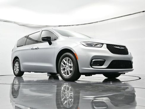 New 2026 Chrysler Pacifica Select image 36