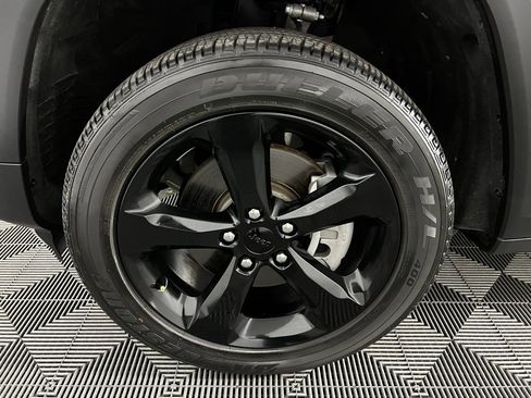 Used 2023 Jeep Grand Cherokee L Laredo image 12