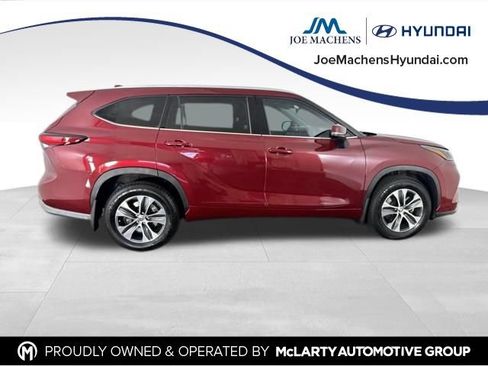 Used 2022 Toyota Highlander XLE AWD/4WD image 4
