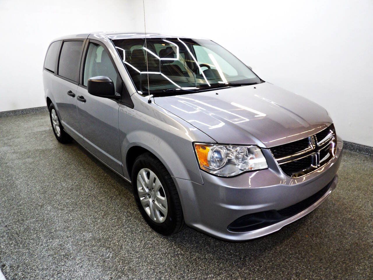 Used 2019 Dodge Grand Caravan SE w/ UConnect Hands-Free Group FWD image 3