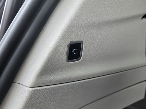 Used 2024 Chrysler Pacifica Touring-L image 24