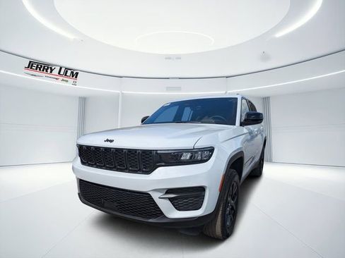 New 2025 Jeep Grand Cherokee Altitude image 6