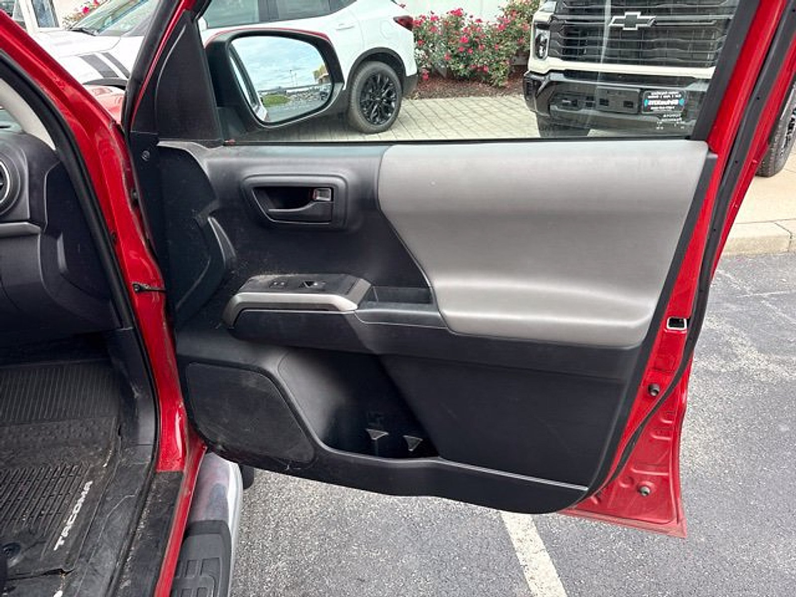 Used 2018 Toyota Tacoma SR5 AWD/4WD image 19