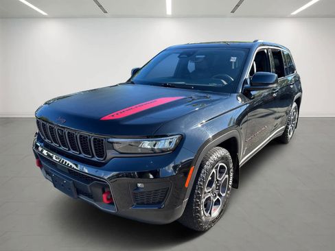 Used 2022 Jeep Grand Cherokee Trailhawk image 2