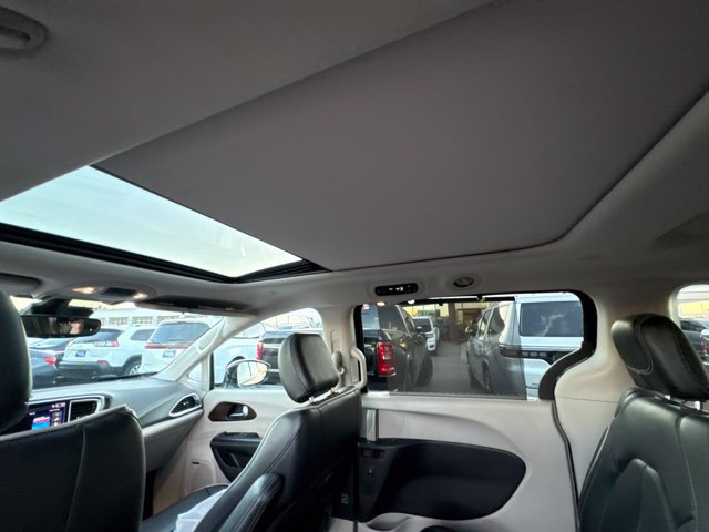Used 2022 Chrysler Pacifica Limited FWD image 29