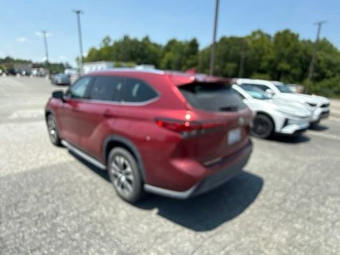Used 2021 Toyota Highlander XLE FWD image 4
