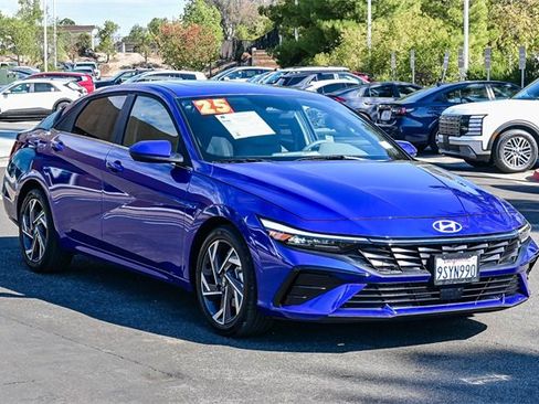 Certified 2025 Hyundai Elantra SEL image 3