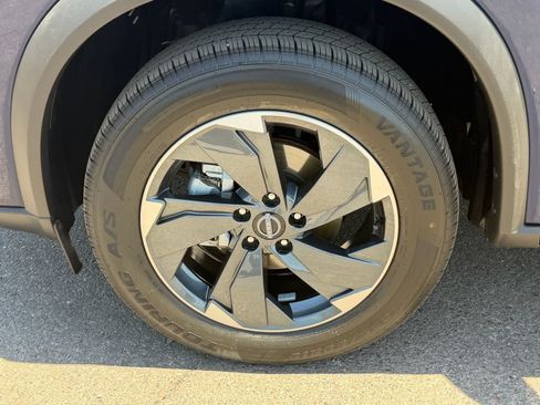 Used 2025 Nissan Rogue SV AWD/4WD image 10