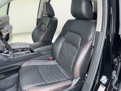 Used 2025 Nissan Pathfinder Platinum image 17
