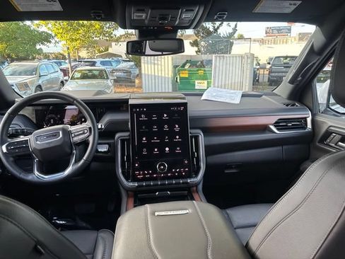 Used 2025 GMC Yukon Denali AWD/4WD image 34