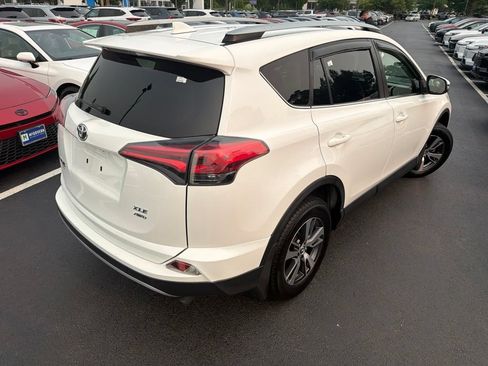Used 2018 Toyota RAV4 XLE AWD/4WD image 5
