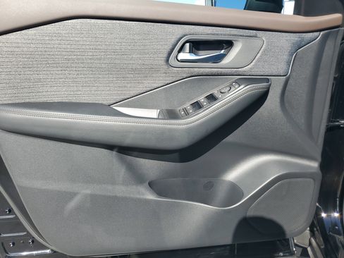 Used 2022 Nissan Rogue SV FWD image 25