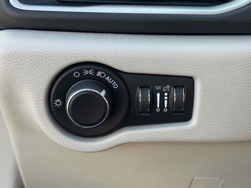 Used 2020 Chrysler Voyager Lxi w/ Cold Weather Group image 21