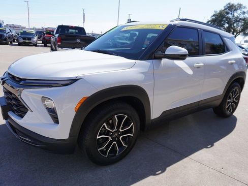 Used 2024 Chevrolet TrailBlazer ACTIV w/ Driver Confidence Package image 3