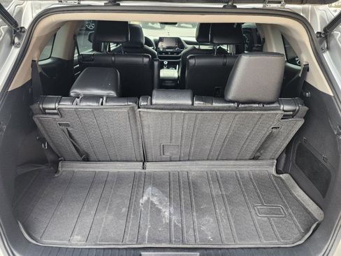 Used 2021 Toyota Highlander XLE image 5