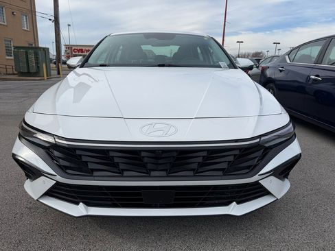 Used 2024 Hyundai Elantra Limited image 3