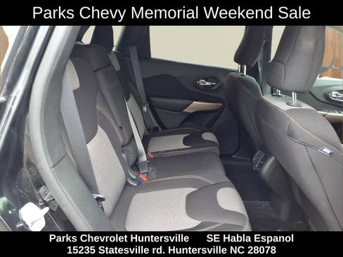 Used 2017 Jeep Cherokee Sport FWD image 30