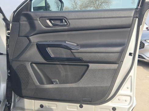 Certified 2025 Nissan Pathfinder SV image 32